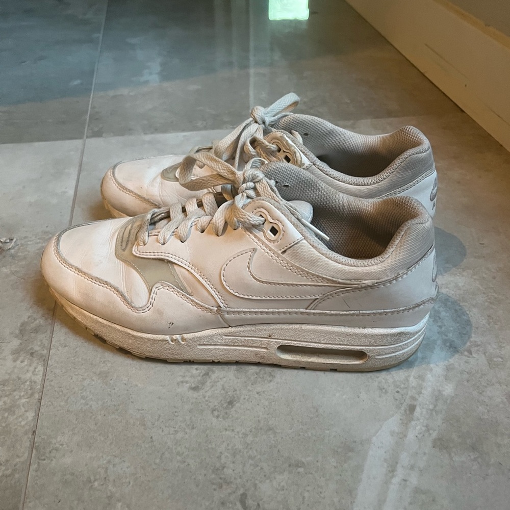 NIKE AIRMAX WOMENS SIZE 8.5